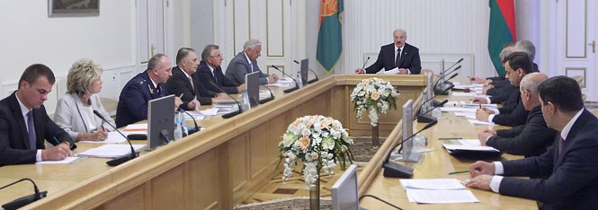 Во время совещания по проекту декрета «Об усилении борьбы с безхозяйственностью и повышении требований к руководящим кадрам всех уровней»