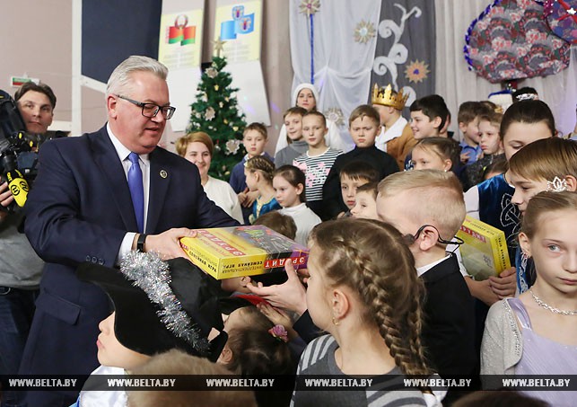 Вручение подарков от Президента в школе-интернате№14