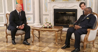 Александр Лукашенко и Жорже Ребелу Пинту Шикоти