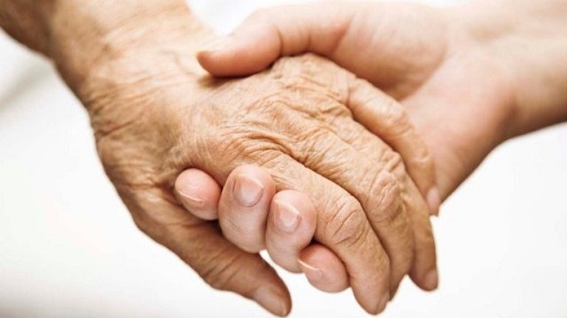 Помощь пожилым людям