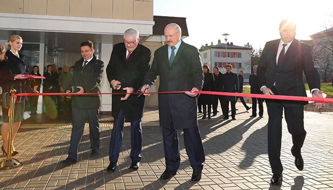 Александр Лукашенко на церемонии открытия пансионата для пациентов и их сопровождающих в РНПЦ