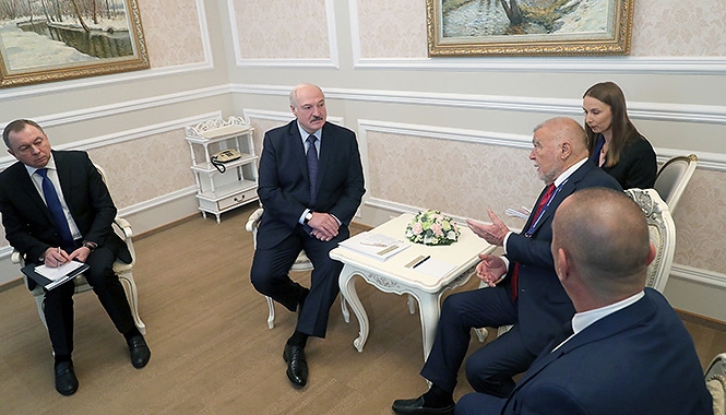 Александр Лукашенко во время встречи со Степаном Месичем