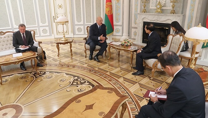 Президент Беларуси Александр Лукашенко провел встречу с послом Вьетнама Ле Анем