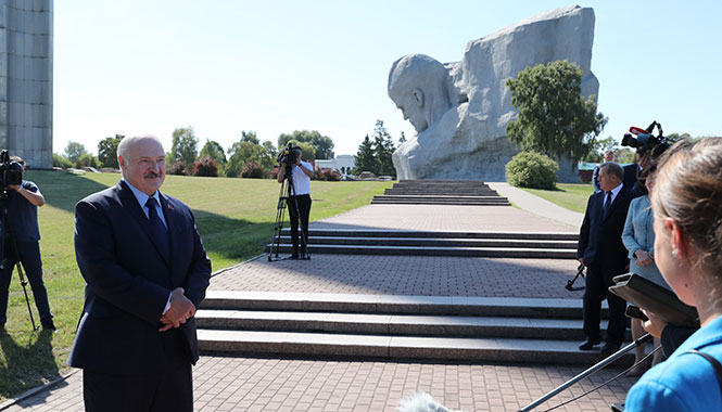Александр Лукашенко посещает мемориальный комплекс «Брестская крепость-герой»