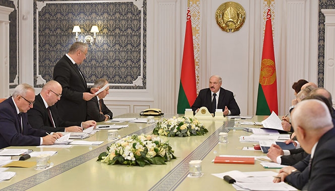 Президент Беларуси заслушал доклад о завершении уборочной кампании 2019 года