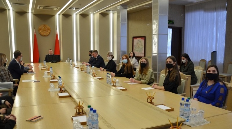 Анатолий Исаченко во время встречи с молодежными послами ЦУР