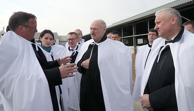 Александр Лукашенко во время рабочей поездки в Смолевичский район