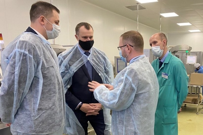 А.Исаченко во время посещения производственного унитарного предприятия«ФреБор»