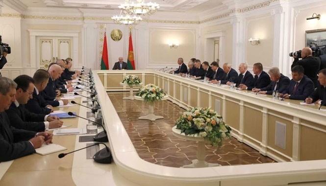 Александр Лукашенко провел встречу с председателями облисполкомов и Минского горисполкома, помощниками по областям и Минску