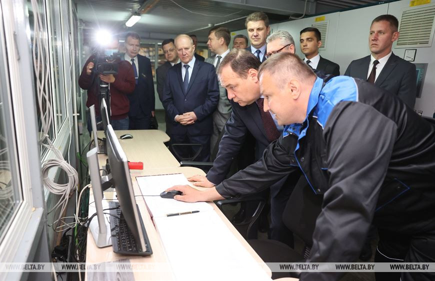 Роман Головченко во время посещения ОАО «Стеклозавод «Неман»