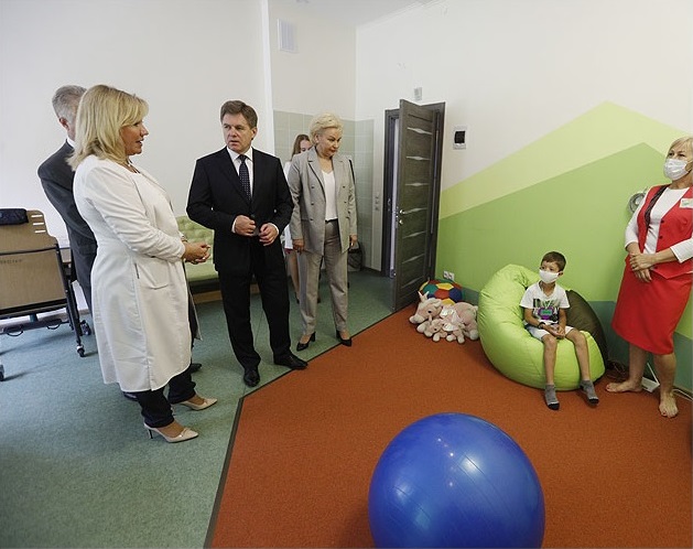 Игорь Петришенко во время посещения Республиканского центра реабилитации детей-инвалидов