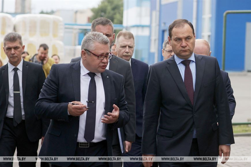 Роман Головченко во время посещения ОАО «Стеклозавод «Неман»