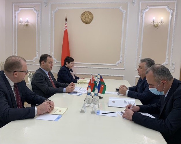 Роман Головченко во время встречи с Чрезвычайным и Полномочным Послом Азербайджанской Республики в Республике Беларусь Латифом Гандиловым