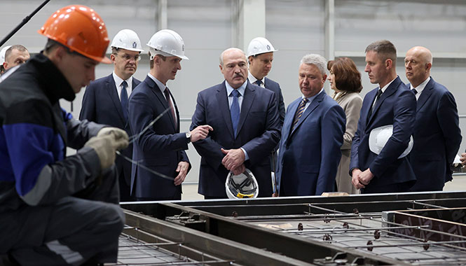 Александр Лукашенко во время посещения ОАО «МАПИД»