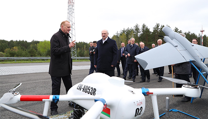 Александр Лукашенко посещает испытательный полигон НАН Беларуси